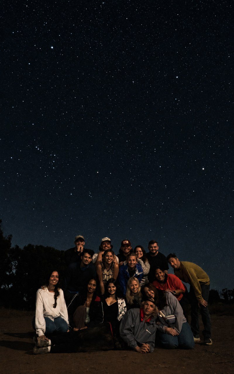 Grupo completo bajo el cielo estrellado en los Andes — Tour Lab Academic astronomía