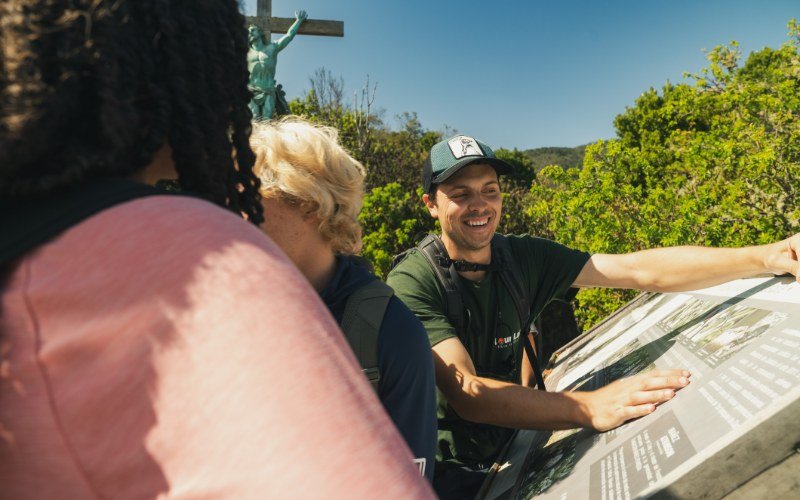 Tour Lab bilingual guide explaining to students at a Valparaíso viewpoint — Academic program