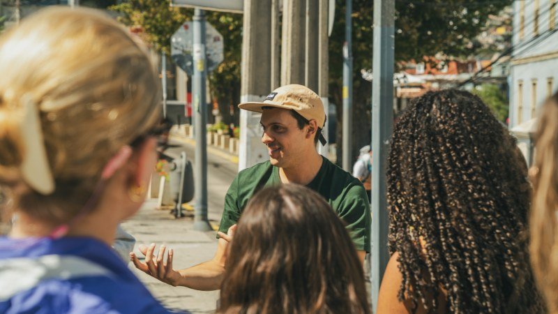 Tour Lab guide explaining the history of Valparaíso's hills to the group on the street