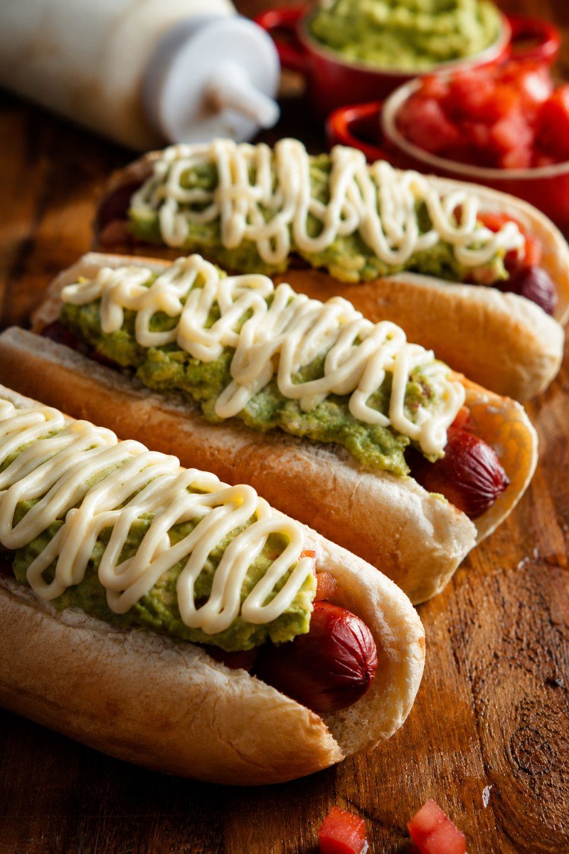 Completo chileno con palta, tomate y mayonesa