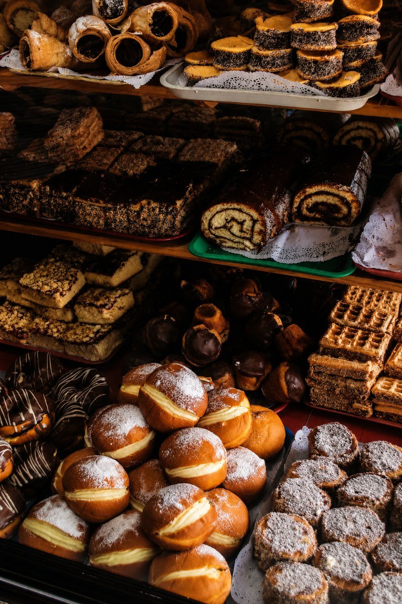 Pastelería artesanal en puesto de mercado